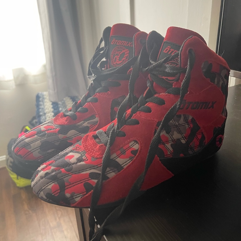 Ottomix lifting shoes - worn once but we’re too tight.
